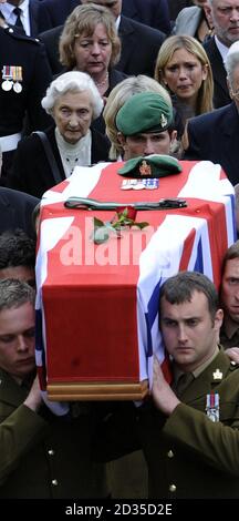 La CPL Carl Bryant segue la bara della moglie, il caporale Sarah Bryant, 26 anni, presso la chiesa della Santissima Trinità, a Wetheral, vicino a Carlisle, Cumbria. Foto Stock