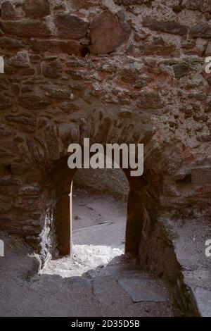 Le rovine del castello di Chojnik, nel Parco Nazionale di Karkonosze in Polonia. Foto Stock