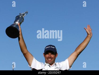 Padraig Harrington tiene la brocca di Claret dopo aver vinto il British Open Championship al Royal Birkdale Golf Club, Southport. Foto Stock