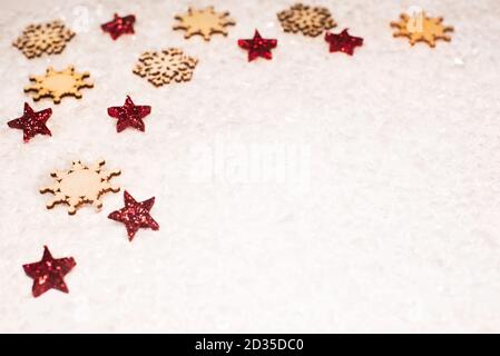 Sfondo natalizio, con stelle glitter rosse, fiocchi di neve in legno e neve - vintage, sofisticata, di lusso - spazio copia Foto Stock
