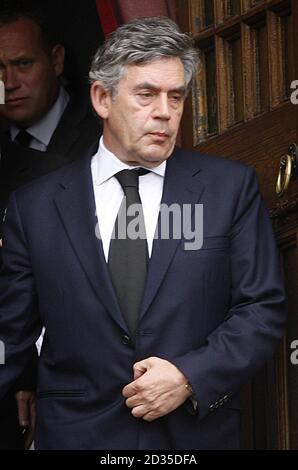 Il primo Ministro Gordon Brown ai funerali dell'ex deputato laburista John MacDougall alla chiesa di Erskine, Burntisland, Scozia. Foto Stock