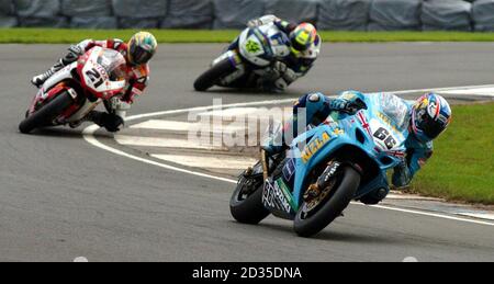 Il britannico Tom Sykes (a destra) è seguito dietro un angolo dal australiano Troy Bayliss e dall'italiano Roberto Rolfo (centro) durante la SBK World Superbikes Race One a Donington Park, Castle Donington, Derbyshire. Foto Stock