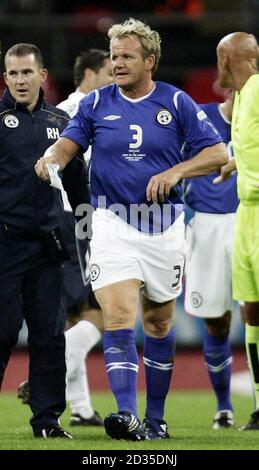 Il celebre Chef Gordon Ramsay, capitano della squadra del resto del mondo, lascia il campo dopo essere stato ferito durante la partita di calcio benefica Soccer Aid 2008 al Wembley Stadium, Londra. Foto Stock