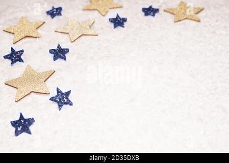 Sfondo natalizio, con stelle brillantate in oro e blu e neve - sofisticato, lussuoso - spazio di copia Foto Stock