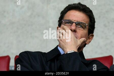 Il manager inglese Fabio Capello guarda negli stand durante la partita Barclays Premier League al JJB Stadium di Wigan. Foto Stock