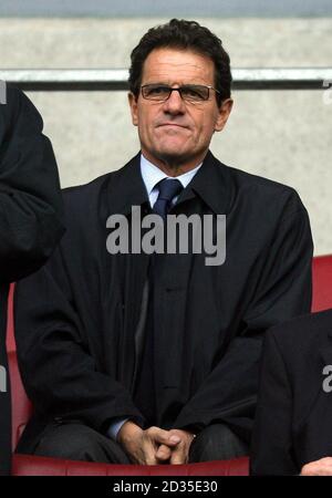 Il manager inglese Fabio Capello negli stand durante la partita Barclays Premier League al JJB Stadium di Wigan. Foto Stock