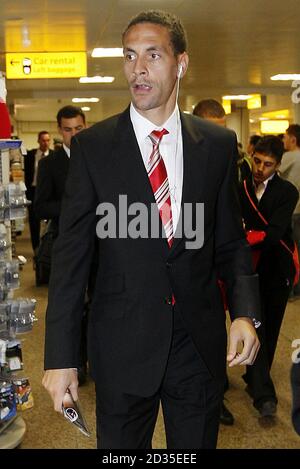 Il Rio Ferdinand di Manchester United arriva all'aeroporto di Glasgow. Foto Stock