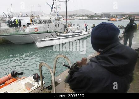 Arbed Gardai sicuro Castletown Bere Pier in Co. Cork come lo yacht di lusso 'Dances with Waves' che è stato sequestrato al largo della costa occidentale dell'Irlanda, ieri portando un enorme raggio di cocaina arriva. Foto Stock