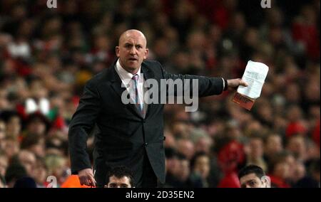 L'allenatore del Galles, Sean Edwards, implora il suo team durante la partita della serie perpetua Invesco al Millennium Stadium di Cardiff. Foto Stock