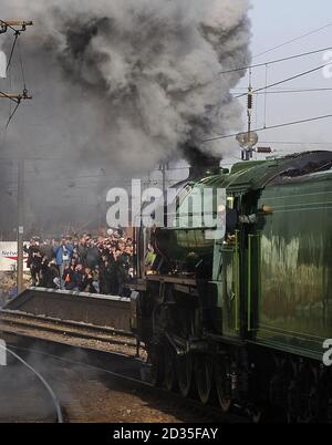 Gli appassionati imballano le piattaforme della stazione di York mentre la classe di Peppercorn A1 60163 Tornado lascia la stazione. Foto Stock