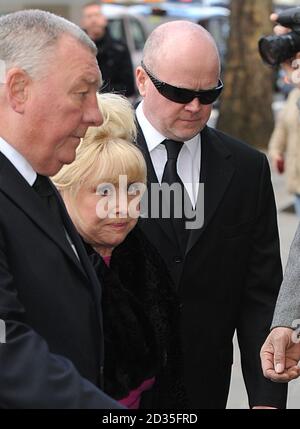 Barbara Windsor e Steve McFadden frequentano i funerali di Wendy Richard alla St Marylebone Parish Church, Marylebone Road nel centro di Londra. Foto Stock