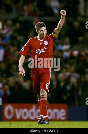 Steven Gerrard di Liverpool (al centro) celebra il secondo gol della partita da una posizione pia durante la partita della UEFA Champions League ad Anfield, Liverpool. Foto Stock