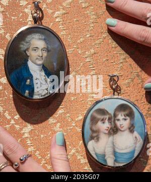 Philip Mold & Company, Pall Mall, Londra, Regno Unito. 7 ottobre 2020. London Art Week Digital si concentra sulle donne Artisti nel mese di ottobre con discussioni online e articoli con la galleria dei partecipanti Philip Mold & Company che stanno esponendo ‘Pioneers: 500 anni di donne in arte britannica‘ dal 12 ottobre al 4 dicembre 2020. Immagine: (A sinistra) collina di Diana (1760-1844). Un Gentleman; (a destra) Anne Mee (ca. 1770/5-1851). Lady Elizabeth Howard (1780-1825) e Lady Gertrude Howard (1783-1870), figlie di Federico, V conte di Carlisle, c.. 1790. Credit: Malcolm Park/Alamy Live News. Foto Stock