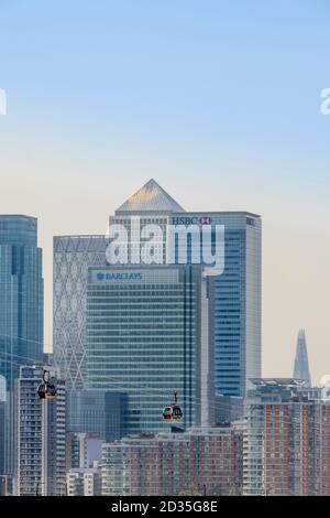 Regno Unito, Londra, Docklands. Lo skyline del quartiere finanziario centrale di Canary Wharf, la funivia Emirates Airline, dal Royal Victoria Dock, East End Foto Stock