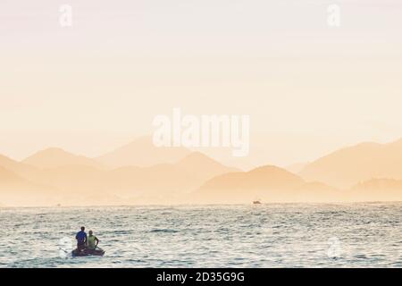 Barca da pesca su una baia di acque calme, colline lontane, luce dell'alba, scena idilliaca, Sud America Foto Stock