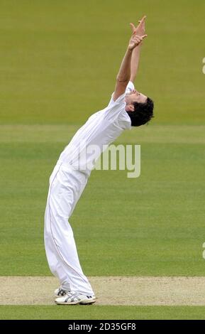 Il Graham Onions dell'Inghilterra celebra il suo quinto wicket del giorno, Lionel Baker out lbw per il 17, durante il primo match di test Npower al Lord's Cricket Ground di Londra. Foto Stock