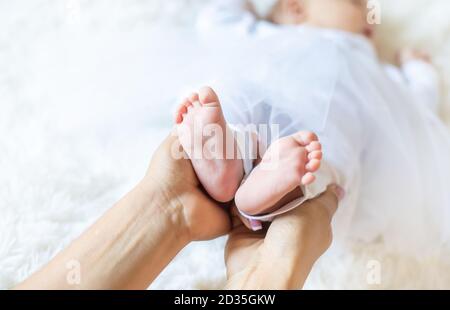 La mamma tiene le gambe del bambino. Messa a fuoco selettiva. Persone. Foto Stock