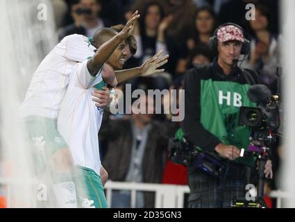 Ronaldo Naldo di Werder Bremen celebra il suo obiettivo durante la finale della Coppa UEFA allo stadio Sukru Saracoglu di Istanbul, Turchia. Foto Stock