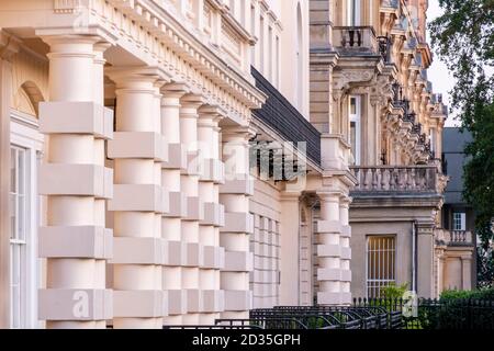 Londra, Camden, CambridgeTerrace: Una strada esclusiva di ville a schiera di lusso al largo di Regent's Park, dall'architetto reale John Nash Foto Stock