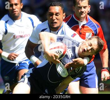 Samoa's Lolo Lui e la Scozia Greig Laidlaw in azione durante il secondo giorno dell'Emirates Airline Edinburgh Sevens Festival nella IRB Sevens World Series a Murrayfield, Edimburgo. Foto Stock