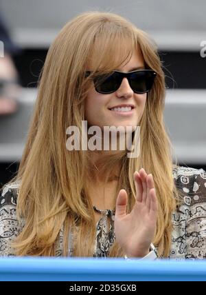 Kim Sears, la fidanzata di Andy Murray, in Gran Bretagna, lo guarda in azione durante il suo 3° turno di vittoria dei singoli contro Guillermo Garcia-Lopez in Spagna durante il quarto giorno del Campionato AEGON al Queen's Club di Londra. Foto Stock