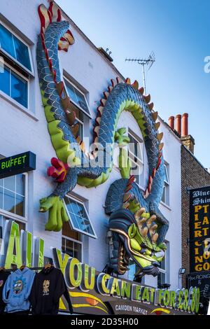 Regno Unito, Londra, Camden. Camden Market ristorante cinese e negozio di fronte che mostra un drago swirling Foto Stock