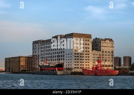 Londra, Docklands, Silvertown, Royal Victoria dock. Abbandonato tardo periodo vittoriano, inizio 20 ° secolo Millenium Mills mulino, nave leggera, bacino secco Foto Stock