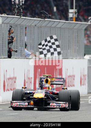 Sebastian Vettel, della Red Bull, in Germania, celebra la sua vittoria mentre supera la bandiera a scacchi durante il Gran Premio di Silverstone, nel Northamptonshire. Foto Stock