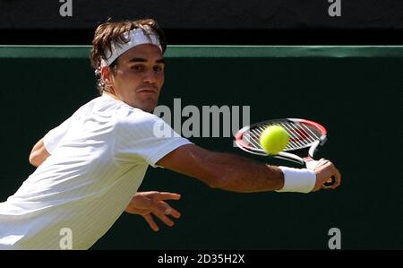 Roger Federer in azione in Svizzera durante i Campionati di Wimbledon 2009 all'All England Lawn Tennis and Croquet Club, Wimbledon, Londra. Foto Stock