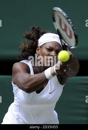 USA's Serena Williams in azione contro la Venus Williams degli Stati Uniti durante il Wimbledon Championships presso l'All England Lawn Tennis and Croquet Club di Wimbledon, Londra. Foto Stock