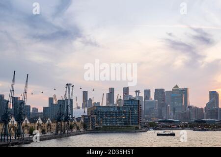 Regno Unito, Londra, Docklands. Lo skyline del quartiere finanziario centrale di Canary Wharf, la funivia Emirates Airline, dal Royal Victoria Dock, East End Foto Stock