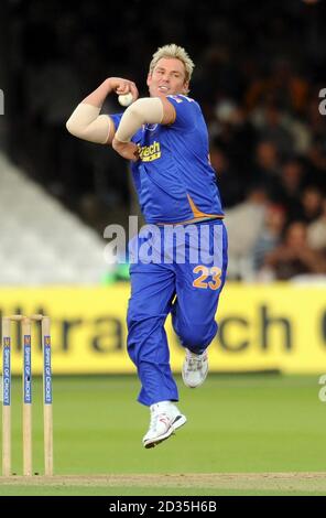 Il capitano dei Rajasthan Royals Shane Warne Bowls durante la partita Twenty20 a Lord's, Londra. Foto Stock