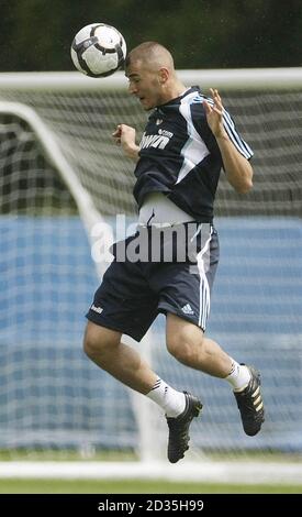 Il Karim Benzema del Real Madrid dirige una palla durante un campo di allenamento pre-stagione a Carton House, Co Kildare. Foto Stock