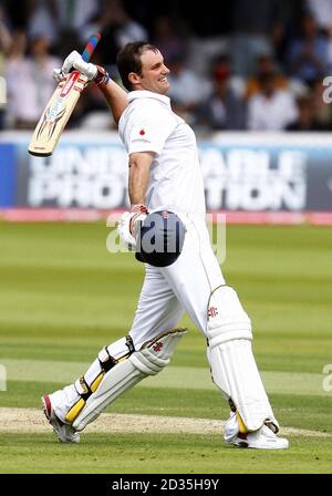 Andrew Strauss, in Inghilterra, celebra il suo secolo durante il primo giorno della seconda partita di test Npower a Lord's, Londra. Foto Stock