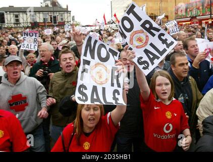 I tifosi del Manchester United protestano, fuori da Old Trafford prima della partita, contro la presuosa acquisizione del club da parte del miliardario americano Malcolm Glazer Foto Stock