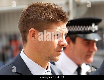 Steven Gerrard, calciatore del Liverpool FC, arriva al Liverpool Crown Court, dove si trova ad affrontare cariche di affray. Foto Stock