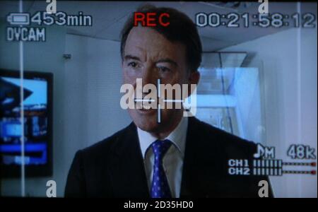 Il segretario di affari Lord Mandelson ha visto sul display di una videocamera durante una visita a Visual Planet a Cambridge, Cambridgeshire. Foto Stock