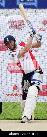 L'inglese Andrew Flintoff pipistrelli durante la sessione di reti a Headingley, Leeds. Foto Stock