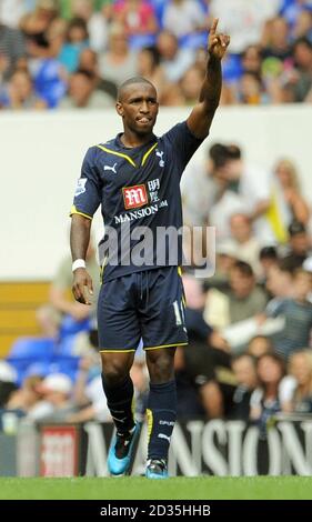 Tottenham's Jermain Defoe festeggia dopo aver segnato il loro terzo gol durante il pre-stagione amichevole a White Hart Lane, Londra. Foto Stock