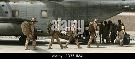 Le truppe britanniche salperano a bordo di un elicottero americano Marine Sea Stallion a Lashkar Gah, nella provincia di Helmand, in Afghanistan. Foto Stock