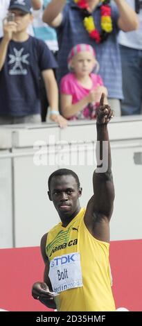 Usain Bolt della Giamaica il nuovo campione del mondo di 100m inizia il suo tentativo di diventare campione di 200m con questa vittoria nel round di apertura dei 200m degli uomini durante i Campionati del mondo IAAF all'Olympiastadion, Berlino. Foto Stock