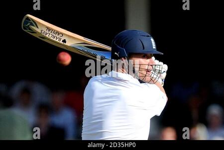 Andrew Flintoff in Inghilterra guarda indietro mentre viene catturato da Brad Haddin fuori dal bowling di Mitchell Johnson per 7 durante il quinto Npower Test Match all'Oval, Londra. Foto Stock