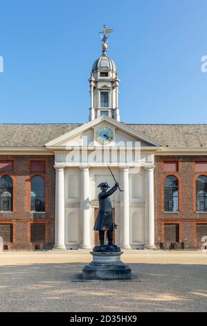 London, Royal Hospital Chelsea Facade - pensione e casa di cura per i veterani dell'esercito britannico, statua di un veterano (pensionato Chelsea) all'ingresso Foto Stock