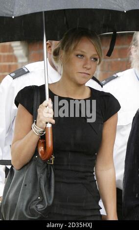 NOTARE IL PRODOTTO ALTERNATIVO. La personalità televisiva Chloe Madeley lascia la corte di Hendon Magistrates dove è stata squalificata dalla guida per 20 mesi dopo aver dichiarato colpevole di bere-guida. Foto Stock