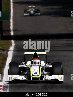 Il pilota della Brawn GP Rubens Barrichello guida il compagno di squadra Jenson Button (alle spalle) durante il Gran Premio d’Italia sul circuito di Monza. Foto Stock