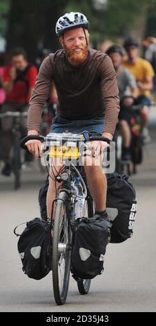 James Bowthorpe, 32 anni, completa il suo giro in bicicletta di beneficenza mondiale ad Hyde Park. James ha raccolto 55,000 per la ricerca sul morbo di Parkinson nel corso dell'anno durante il suo viaggio di 18,000 miglia, 100 miglia al giorno anno. Foto Stock