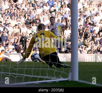 Robbie Keane di Tottenham Hotspur segna il suo quarto obiettivo gioco Foto Stock