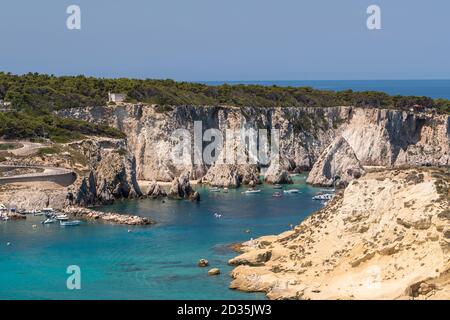 La roccia e il mare blu cobalto dell'isola di San Domino sull'arcipelago delle isole tremiti in Puglia, Gargano, Italia. Foto Stock