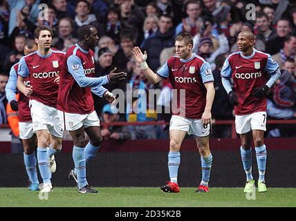 James Milner (centro a destra) di Aston Villa celebra il suo secondo gol con i suoi compagni di squadra. Foto Stock