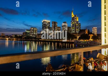 Skyline di Francoforte visto dal ponte pedonale di Eisener Steg Foto Stock